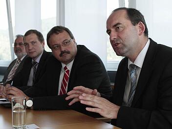 Hubert Aiwanger (rechts) mit (weiter nach links) Landtagsvizepräsident Peter Meyer, dem Landtagskandidaten der Freien Wähler in Kulmbach, Martin Baumgärtner, und Bezirksrat Klaus Förster. Fotos: Jochen Nützel