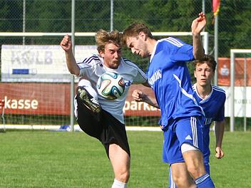 Schafft Sebastian Kremer (links) den Sprung von der Kreisliga in die Landesliga? Der ehemalige Pressecker, hier im Testspiel der Kasendorfer gegen den VfL Frohnlach II (2:1), zeigte jedenfalls in der Vorbereitung laut seinem Trainer großes Engagement.  Foto: Monika Limmer