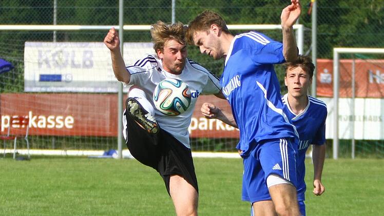 Schafft Sebastian Kremer (links) den Sprung von der Kreisliga in die Landesliga? Der ehemalige Pressecker, hier im Testspiel der Kasendorfer gegen den VfL Frohnlach II (2:1), zeigte jedenfalls in der Vorbereitung laut seinem Trainer großes Engagement.  Foto: Monika Limmer