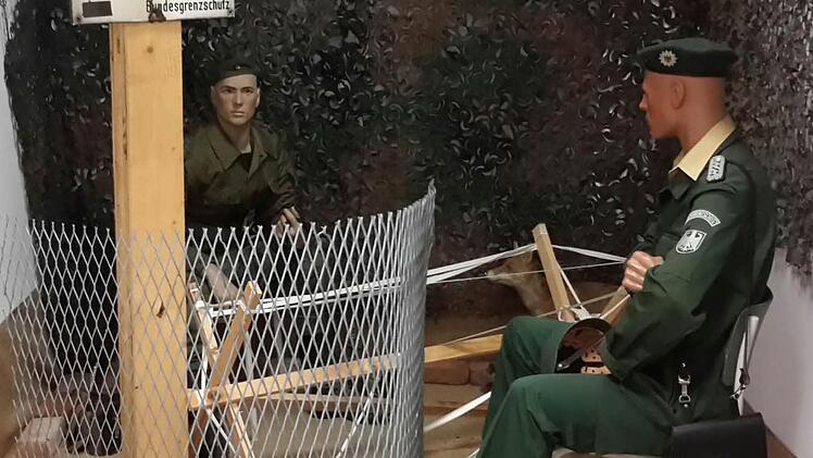 Nachgestellte Szene an der deutsch-deutsch Grenzen. Grenzschutz und Volksarmee kamen sich auch in der Realität sehr nah. Foto: Rolf Pralle