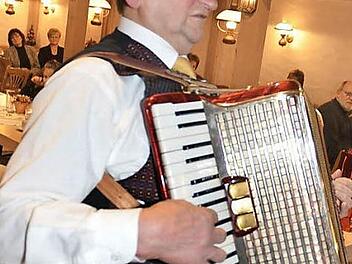 Raimund Trebes wird mit seinem Schifferklavier durch den Abend führen und die Lieder begleiten.  Foto: Karl-Heinz Hofmann