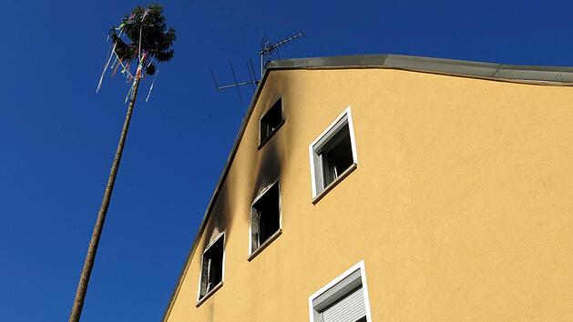 Direkt neben dem Kirchweihbaum drang der Rauch aus den Fenstern im Obergeschoss. Foto: Dagmar Niemann
