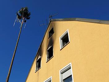 Direkt neben dem Kirchweihbaum drang der Rauch aus den Fenstern im Obergeschoss. Foto: Dagmar Niemann