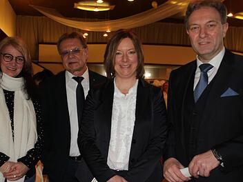 Bürgermeister Wolfgang Beiergrößlein (2. v. l.) und Landrat Klaus Löffler eröffneten den Gesundheitstag in Kronach. Mit im Bild ist Organisatorin Silke Wolf-Mertensmeyer (2. v. r.). Foto: Veronika Schadeck