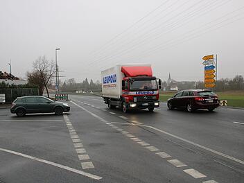 Bis dato war in Höhe der Verkehrsschilder (rechts) ein Spiegel angebracht, der den Autofahrern, die aus der Straße Am Goldenen Feld auf die Theodor-Heuss-Allee abbiegen wollten, einen Überblick verschafft hat. Der ist seit der Verkehrsfreigabe der Umgehung verschwunden. Foto: Alexander Hartmann