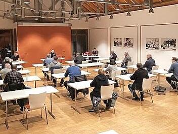 Plötzlich hat sich alles geändert, auch die Gemeinderatssitzung in Ahorn. Die Räte saßen weitab voneinander - ähnlich wie bei einer schriftlichen Prüfung in der Schule. Foto: Lothar Weidner