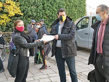 Lara Nowak (links) übergab vor der Stadtratssitzung rund 350 Unterschriften pro Funsportanlage an Oberbürgermeister Dominik Sauerteig (Mitte). Dritter Bürgermeister Thomas Nowak (rechts), für Jugendbelange zuständig, schaut interessiert zu. Foto: Simone Bastian