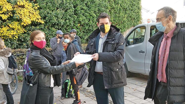 Lara Nowak (links) übergab vor der Stadtratssitzung rund 350 Unterschriften pro Funsportanlage an Oberbürgermeister Dominik Sauerteig (Mitte). Dritter Bürgermeister Thomas Nowak (rechts), für Jugendbelange zuständig, schaut interessiert zu. Foto: Simone Bastian