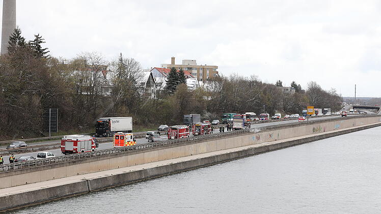 Ein Lastwagen ist am Mittwoch (7. April 2021) ist gegen 11.45 Uhr auf der Südwesttangente zwischen Nürnberg-Gebersdorf und der B14 kurz vor der Anschlussstelle Schweinau in Flammen aufgegangen.
