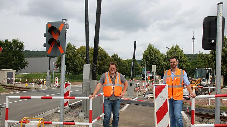 Gesamt-Projektleiter Martin Hofmann (links) und Daniel Heim, Projektleiter für Bahnübergänge bei der DB Netz, betreuen die Baustelle.