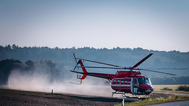 Rettungshubschrauber, Hubschrauber landet auf Stra&szlig;e