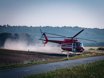 Rettungshubschrauber, Hubschrauber landet auf Straße