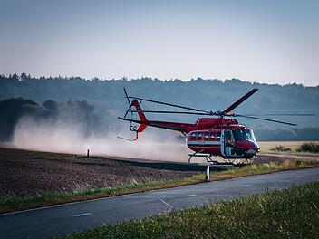 Rettungshubschrauber, Hubschrauber landet auf Stra&szlig;e