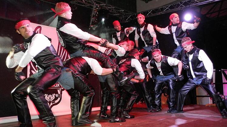 Das Männerballett aus Zellingen lässt es bei seinem Auftritt so richtig krachen. Foto: Rainer Fritsch
