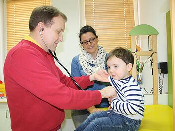 Voruntersuchung ist Pflicht: Nachdem Kinderarzt Andreas Schloßbauer abgeklärt hat, dass der kleine Paul gesund ist, steht für ihn und Mama Tanja Sadowski der Masern-Impfung nichts mehr im Weg. Foto: Ralf Ruppert