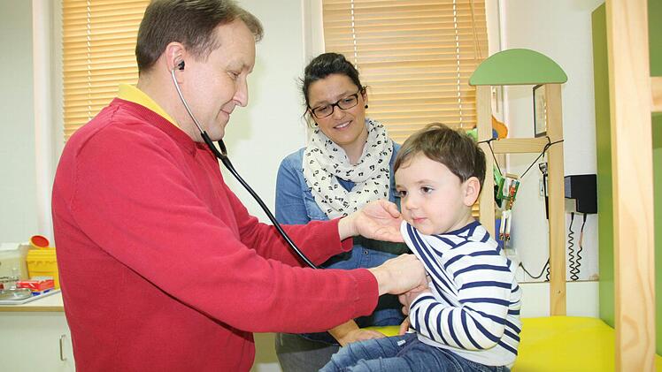 Voruntersuchung ist Pflicht: Nachdem Kinderarzt Andreas Schloßbauer abgeklärt hat, dass der kleine Paul gesund ist, steht für ihn und Mama Tanja Sadowski der Masern-Impfung nichts mehr im Weg. Foto: Ralf Ruppert