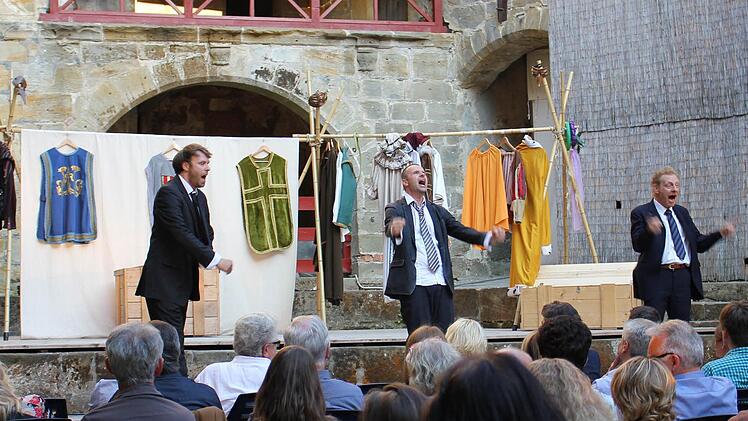 Ausgesprochen (über)engagiert kündigen (von links) Christian Johannsen, Nico Jilka und Holger Zessner den Shakespeare-Abend an. Foto: Klaus Klaschka