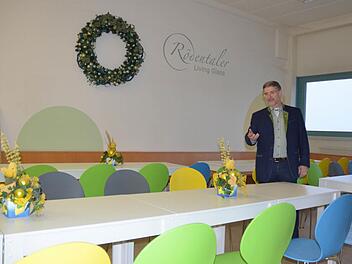 Landrat Michael Busch führt durch die Räume der Notunterkunft in den Räumen der früheren Firma Living Glas in Rödental. Foto: Rainer Lutz