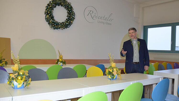 Landrat Michael Busch führt durch die Räume der Notunterkunft in den Räumen der früheren Firma Living Glas in Rödental. Foto: Rainer Lutz