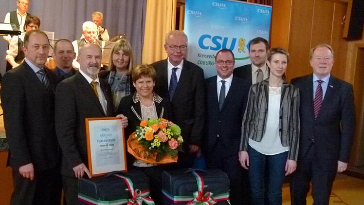 Zum Ehrenvorsitzenden der CSU Coburg-Land wurde MdL Jürgen W. Heike (Dritter von links) ernannt. Es gratulierten (von links) Günter Benning, Rainer Mattern, Birgit Weber, Gisela Heike, Thomas Kreuzer, Sebastian Straubel, Martin Mittag, Nina Klett und Hans Michelbach.Foto: Lothar Weidner