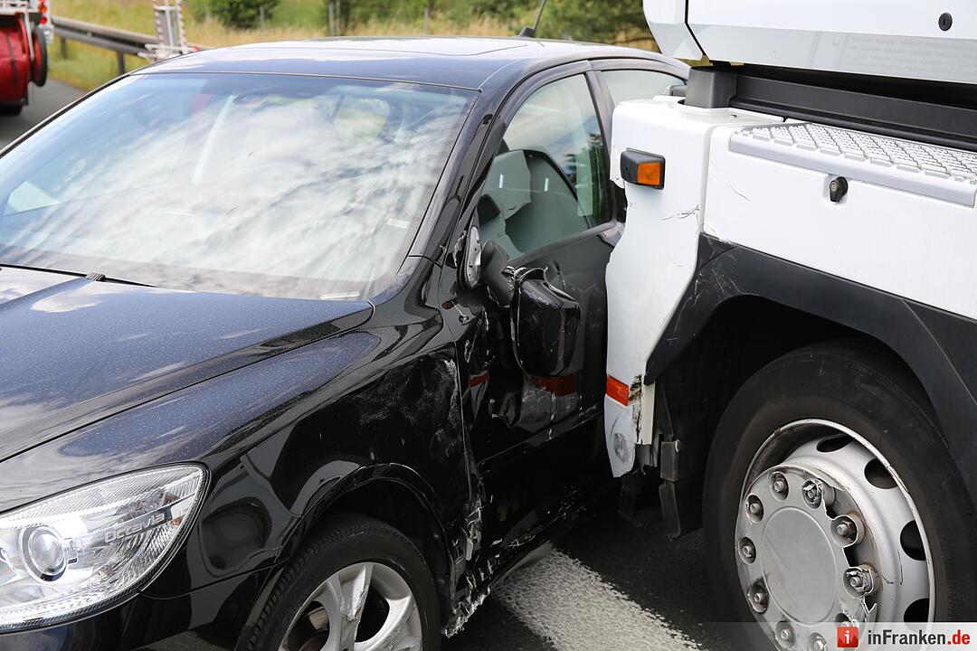 Lkw schleift Skoda vor sich her