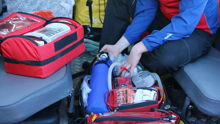 Bergwachtler Kevin Zimmer zeigt die Ausrüstung: der Notfall-Rucksack und der mobile Defibrillator können Leben retten.