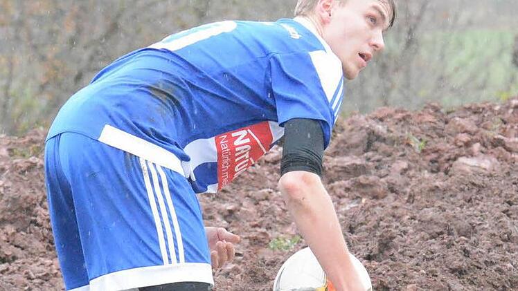 Handarbeit II: Einen dreckigen Sieg hätte Fabian Kubata von der SG Oberleichtersbach/Modlos akzeptiert, stattdessen wurde es ein 0:2 gegen die SG Oberbach/Riedenberg II - und dennoch dreckig. Foto: ssp