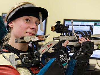 Lina-Marie Harnisch lieferte in beiden Wettkämpfen starke Leistungen ab, auch wenn sie sich gegen Mike Hofmann im Stechschuss geschlagen geben musste. Foto: Florian Bauer