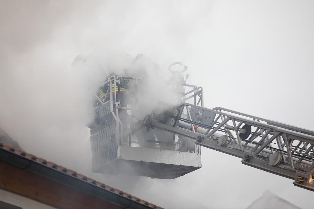 Brand in Doppelhaushälfte: Anderer Gebäudeteil in Mitleidenschaft gezogen - Bewohner leicht verletzt – Feuerwehr muss Dachstuhl öffnen, um Glutnester zu bekämpfen
