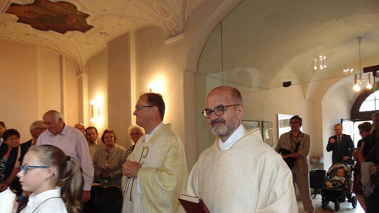 Florian Sassik und Abt Beda (rechts) beim Einzug in die Kirche  Foto: Petra Malbrich
