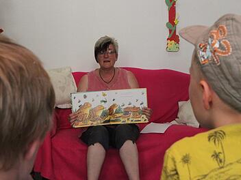 Gebannte Zuhörer: Bei der Vorlesestunde im Alten Rathaus bringt sich der Sprachkindergarten Regenbogenland ein - auch in den Ferien. Foto: Ulrike Müller