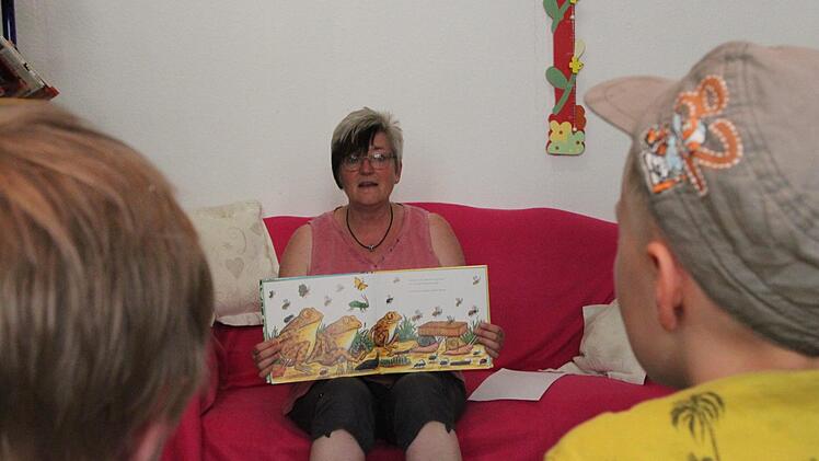 Gebannte Zuhörer: Bei der Vorlesestunde im Alten Rathaus bringt sich der Sprachkindergarten Regenbogenland ein - auch in den Ferien. Foto: Ulrike Müller