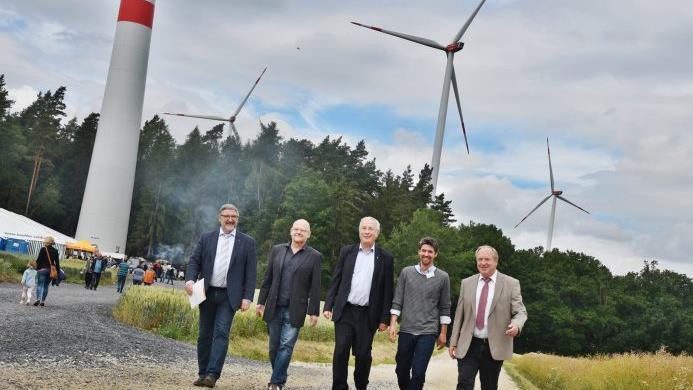 Am 2. Juli ging der Windpark Bürgerwald bei Welsberg offiziell ans Netz. Bei der Bürgerversammlung im Gasthof Schleicher sprach Bürgermeister Werner Thomas von einem positiven Trend. "Die Stromerzeugung ist laut Green City Energy besser als prognostiziert." Foto: Gabi Arnold (Archiv)
