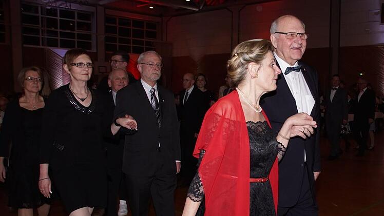 Klaus Diedering hatte vor 45 Jahren als Kreisgeschäftsührer der Caritas und den Rosenball als Wohltätigkeitsball ins Leben gerufen. Am Samstag genoss er mit seiner Gattin den Ball, hier bei der Polonaise.