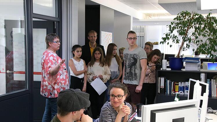 Die stellvertretende Redaktionsleiterin Annett Lüdeke (vorne) erläutert Michael Presl (links hinten) und den Schülern des Kissori-Lernzentrums die tägliche Arbeit der Redaktion. Foto: Ralf Ruppert