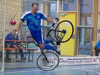 Mit einer akrobatischen Aktion versucht Andreas Klinger vom RVC Steinwiesen II einen Vier-Meter-Strafstoß zu verhindern. Doch der Ball schlägt knallhart in die Maschen ein.  Foto: Hans Franz