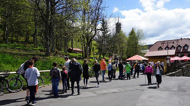 Wer am Wochenende in den Biergarten am Kreuzberg wollte, musste sich anstellen.  Foto: Marion Eckert
