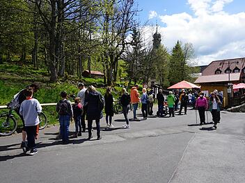 Wer am Wochenende in den Biergarten am Kreuzberg wollte, musste sich anstellen.  Foto: Marion Eckert