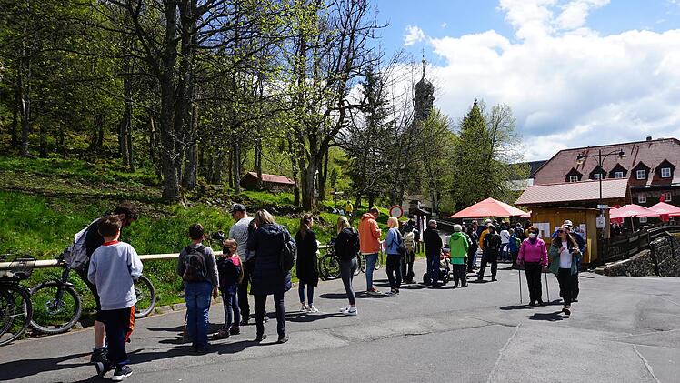 Wer am Wochenende in den Biergarten am Kreuzberg wollte, musste sich anstellen.  Foto: Marion Eckert