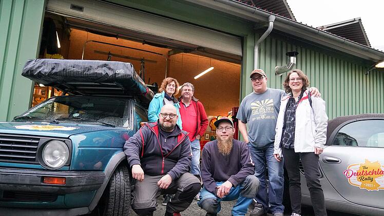 Vor der Thurnauer Exmotors-Werkstatt (vin links)  Rally-Team Christiana Möhle und Matthias Hellmich aus Hannover, Werkstatt-Inhaber Benjamin Küttner, Mitarbeiter Stefan Wanzek und Rally-Team Marc Häberle mit Meike Köser aus Siegburg bei Köln