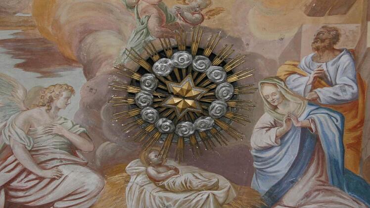 Die große vergoldete Rosette über dem Jesuskind hat auch eine Funktion: Dahinter verbirgt sich nämlich die Entlüftung.