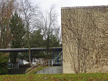 Neben dem Hauptgebäude des Realschule I und oberhalb des Sportplatzes ist das Lehrschwimmbecken in einem separaten Gebäude mit untergebracht. Fotos: Marco Meißner
