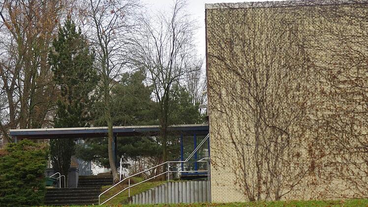 Neben dem Hauptgebäude des Realschule I und oberhalb des Sportplatzes ist das Lehrschwimmbecken in einem separaten Gebäude mit untergebracht. Fotos: Marco Meißner
