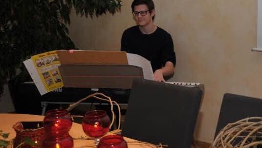 Daniel Schmidt sorgte für den musikalischen Rahmen.