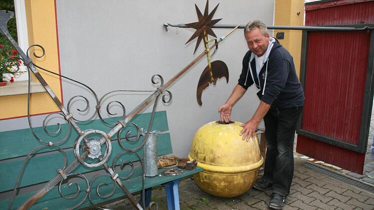 Peter Büttner hat Kreuz und Kugel gemeinsam mit seinem Sohn vom Kirchturm geholt. Foto: Daniela Röllinger