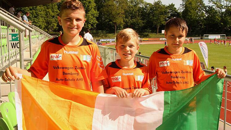 Sie waren mit Begeisterung dabei: die Reckendorfer Almir Kodra, Luca Endrich und Alexander Peters (von links) zeigen stolz ihre Nationalfahne von der Elfenbeinküste zeigen. Foto: Günther Geiling