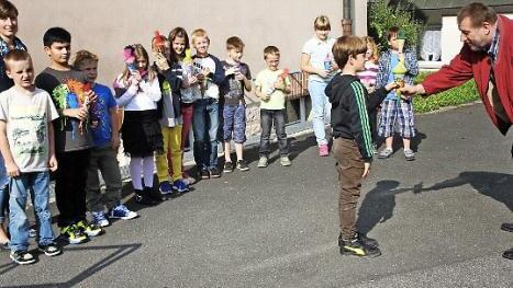 Die 13 Jungen und Mädchen der Klasse 3b aus dem Mainrother Schulhaus wurden in Burgkunstadt vom stellvertretenden Elternbeiratsvorsitzender Sigurd Erhardt mit Süßigkeiten begrüßt.