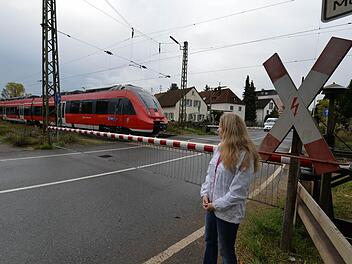 Schon wieder ein Vorfall am Altendorfer Bahnübergang: Eine Schranke war defekt, der Bahnübergang nachts ohne Schranken. Mit Pfeifsignalen machten Züge auf sich aufmerksam. Alle paar Minuten einer, da taten die Alterndorfer kein Auge zu, so wie Ines Landmann. Foto: Ronald Rinklef