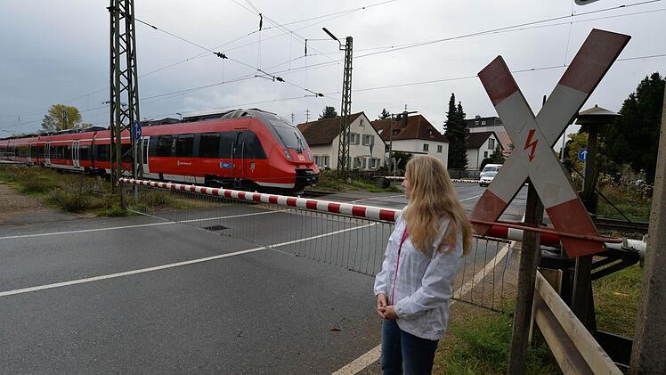 Schon wieder ein Vorfall am Altendorfer Bahnübergang: Eine Schranke war defekt, der Bahnübergang nachts ohne Schranken. Mit Pfeifsignalen machten Züge auf sich aufmerksam. Alle paar Minuten einer, da taten die Alterndorfer kein Auge zu, so wie Ines Landmann. Foto: Ronald Rinklef