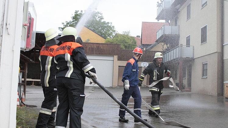 Das Gelände der Zimmerei Stenglein in Schmeilsdorf war Einsatzort für die Feuerwehr-Großübung am Dienstagabend. 78 Einsatzkräfte aus acht Wehren nahmen den Kampf mit den "Flammen" auf. Fotos: Jochen Nützel